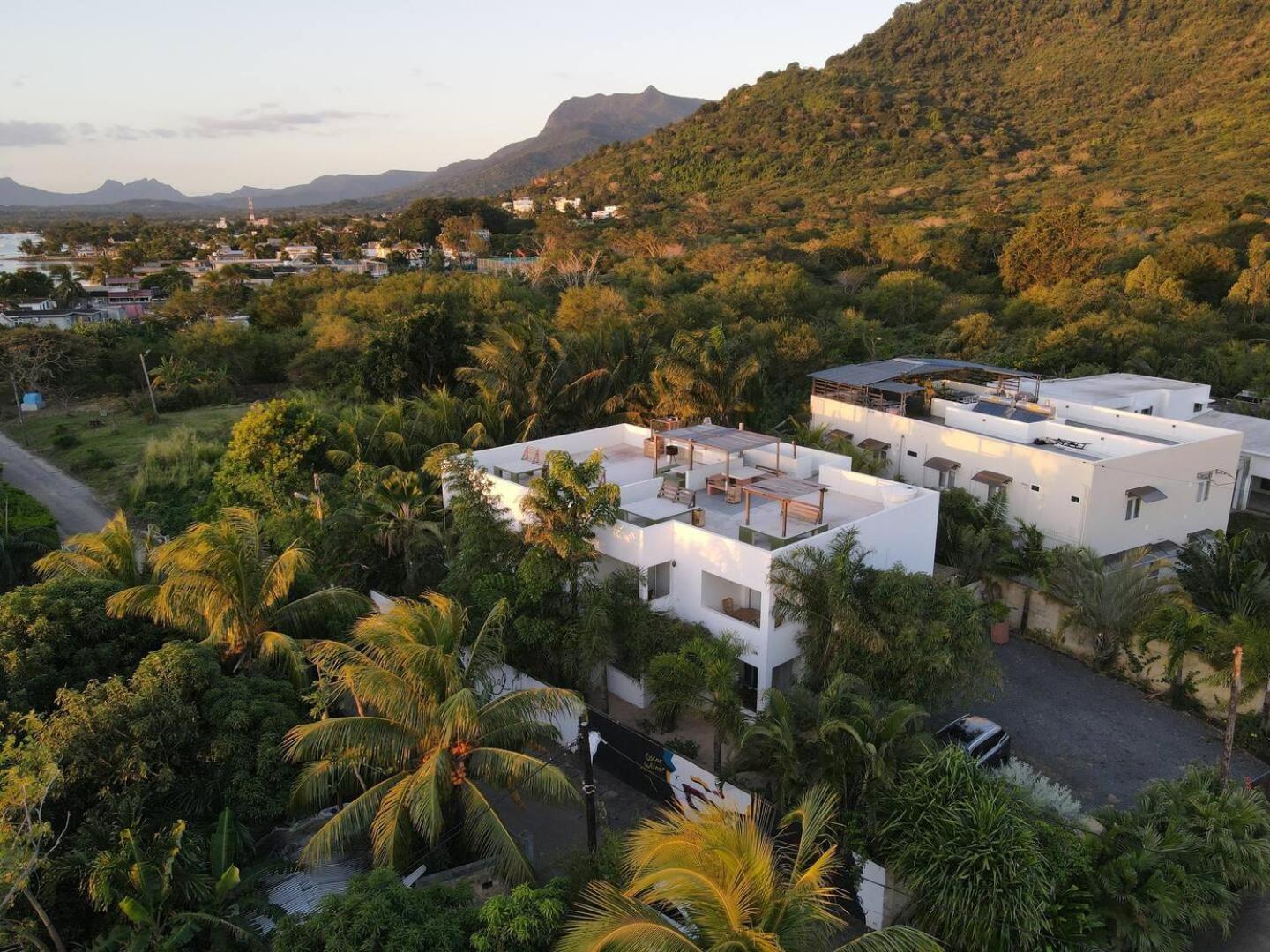 Loukaz -Entire Rental Units W Panoramic Rooftop Coteau Raffin Exterior photo